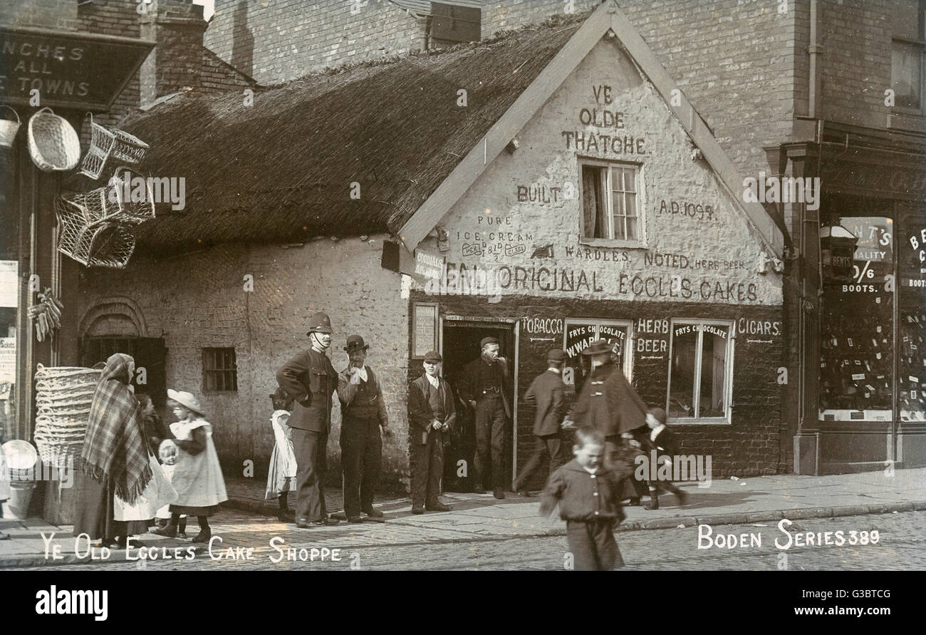 Ye Old Eccles Cake Shop, Eccles, Salford (Greater Manchester), Lancashire.  Das Gebäude heißt Ye Olde Thatche, behauptet, 1094 erbaut worden.  Eine Plakatwerbung Houdinis Aussehen im Regent Theatre in Salford (1905) gesehen werden kann, nur t Stockfoto