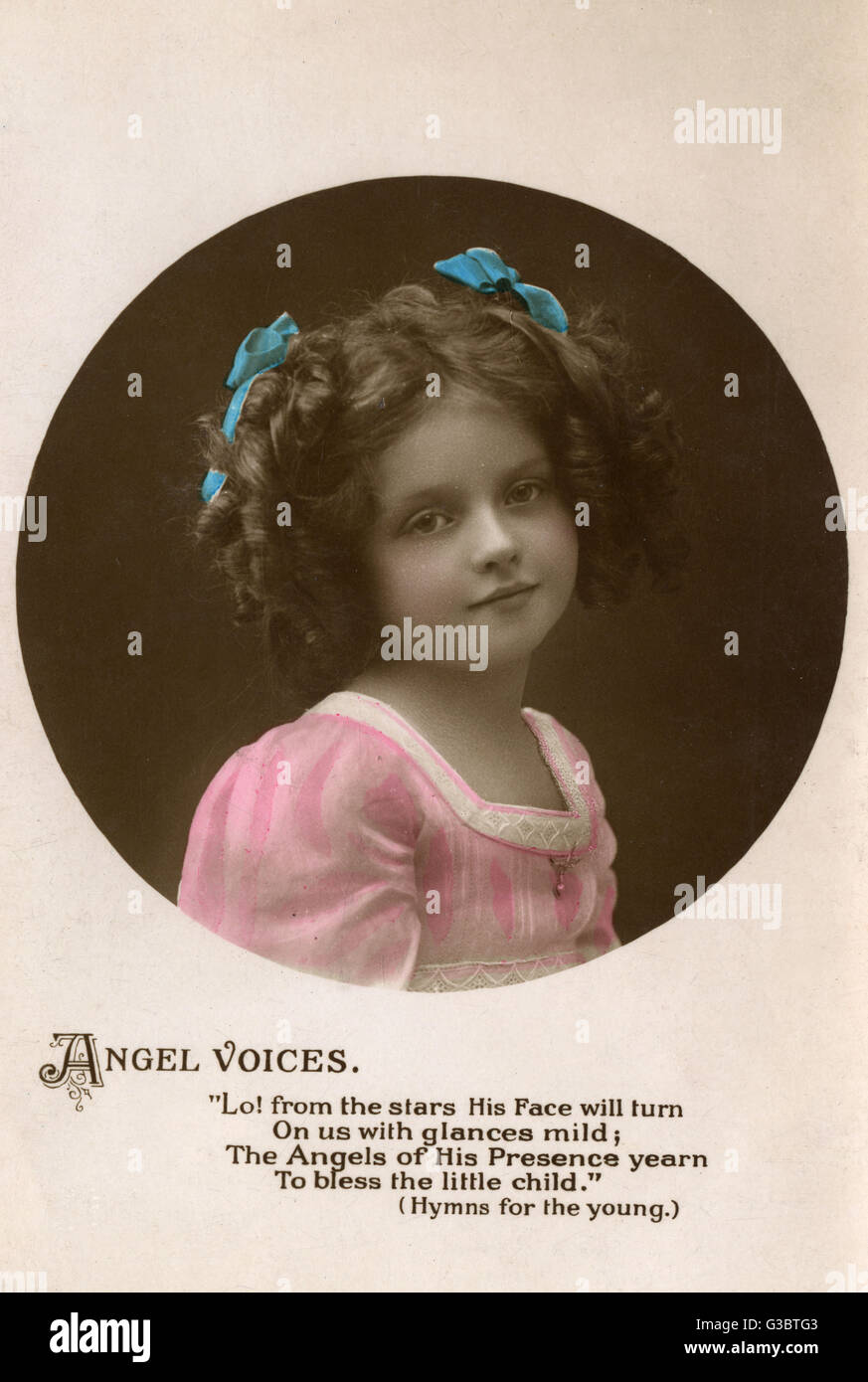 Ein Mädchen mit Schleifen im Haar Stockfoto