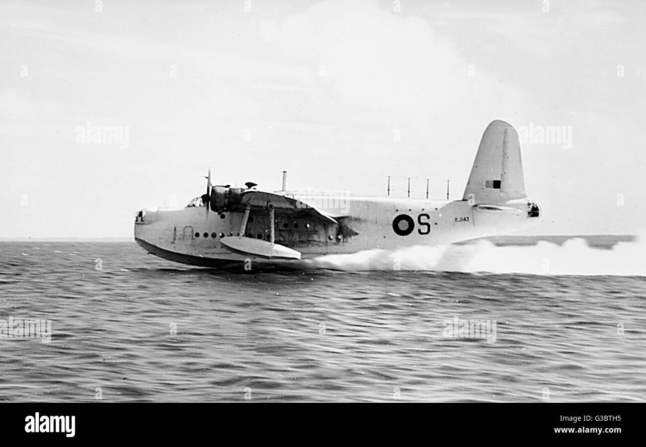 RAF Short Sunderland Fliegenboot EJ143/S, bei 230 Squadron von Dezember 1942 bis März 1945, hier auf dem Wasser gesehen.      Datum: 1940er Jahre Stockfoto