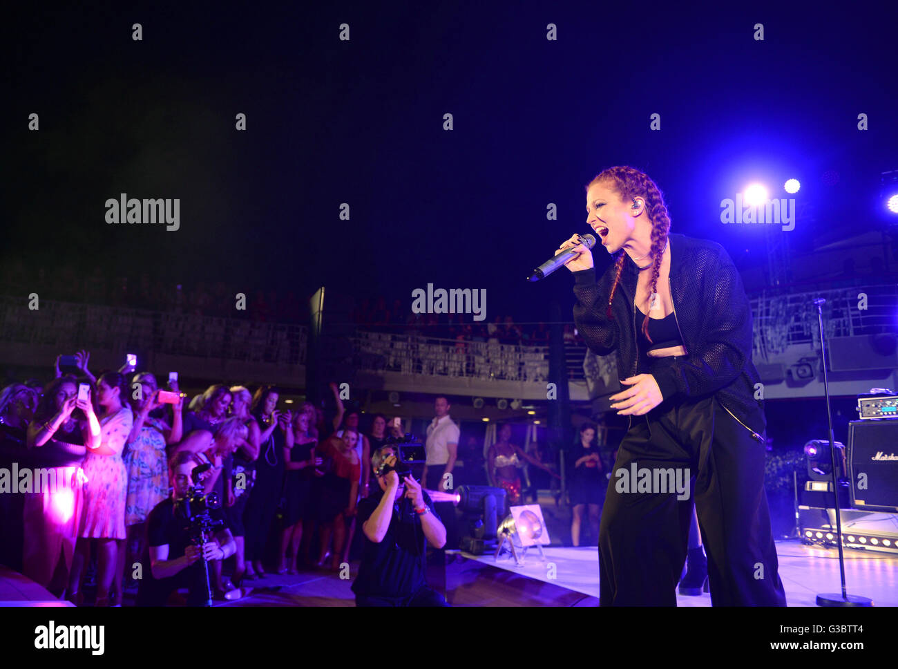 Jess Glynne führt bei der Vorstellung der neuesten Thomson Cruises Schiff, TUI-Entdeckung, in Palma de Mallorca. PRESSEVERBAND Foto. Bild Datum: Donnerstag, 9. Juni 2016. Bildnachweis sollte lauten: Doug Peters/PA Wire Stockfoto