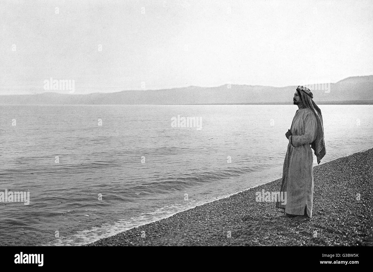 Arabischer Mann steht am Toten Meer, Heiliges Land Stockfoto