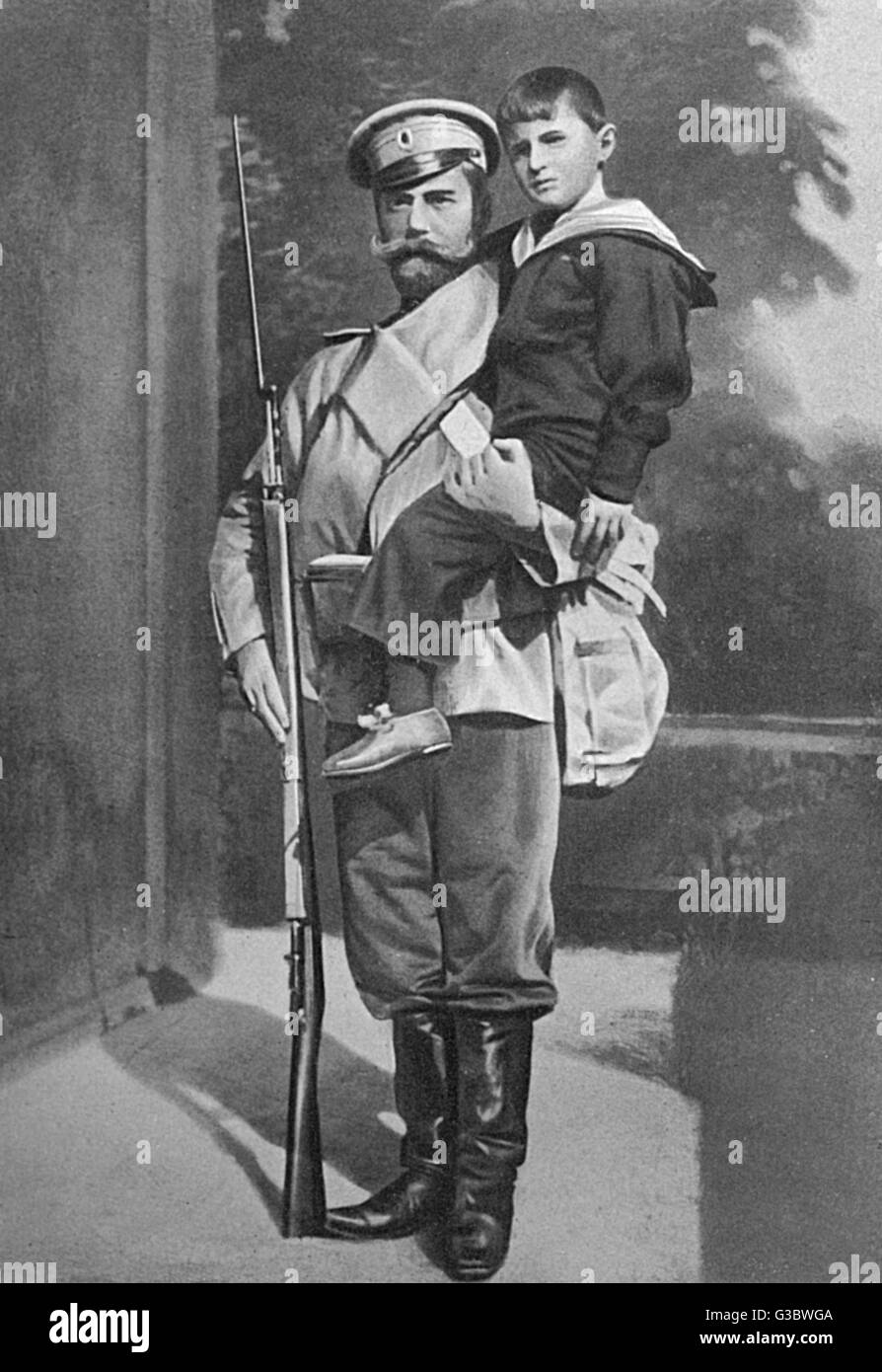 Tsar Nicholas II (1868-1918) in militärischer Kleidung mit seinen einzigen Sohn, Alexei Nikolaevich, Zarewitsch von Russland (1904-1918) abgebildet.     Datum: ca. 1912 Stockfoto