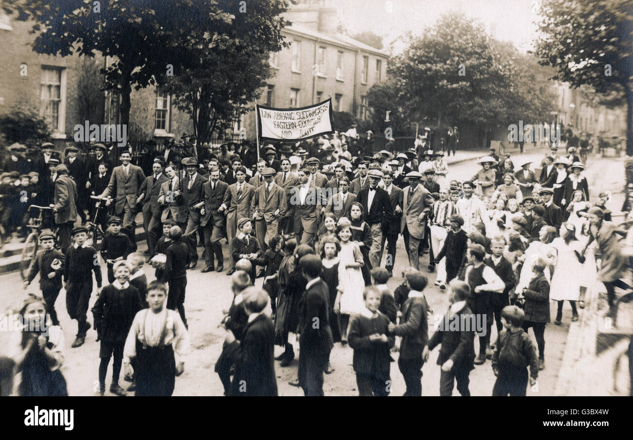 Suffragetten aus ganz Großbritannien und ihre undergraduate Anhänger marschieren in Cambridge, mit Kindern in den Vordergrund, die durch die Aktivität angeregt.      Datum: Anfang des 20. Jahrhunderts Stockfoto