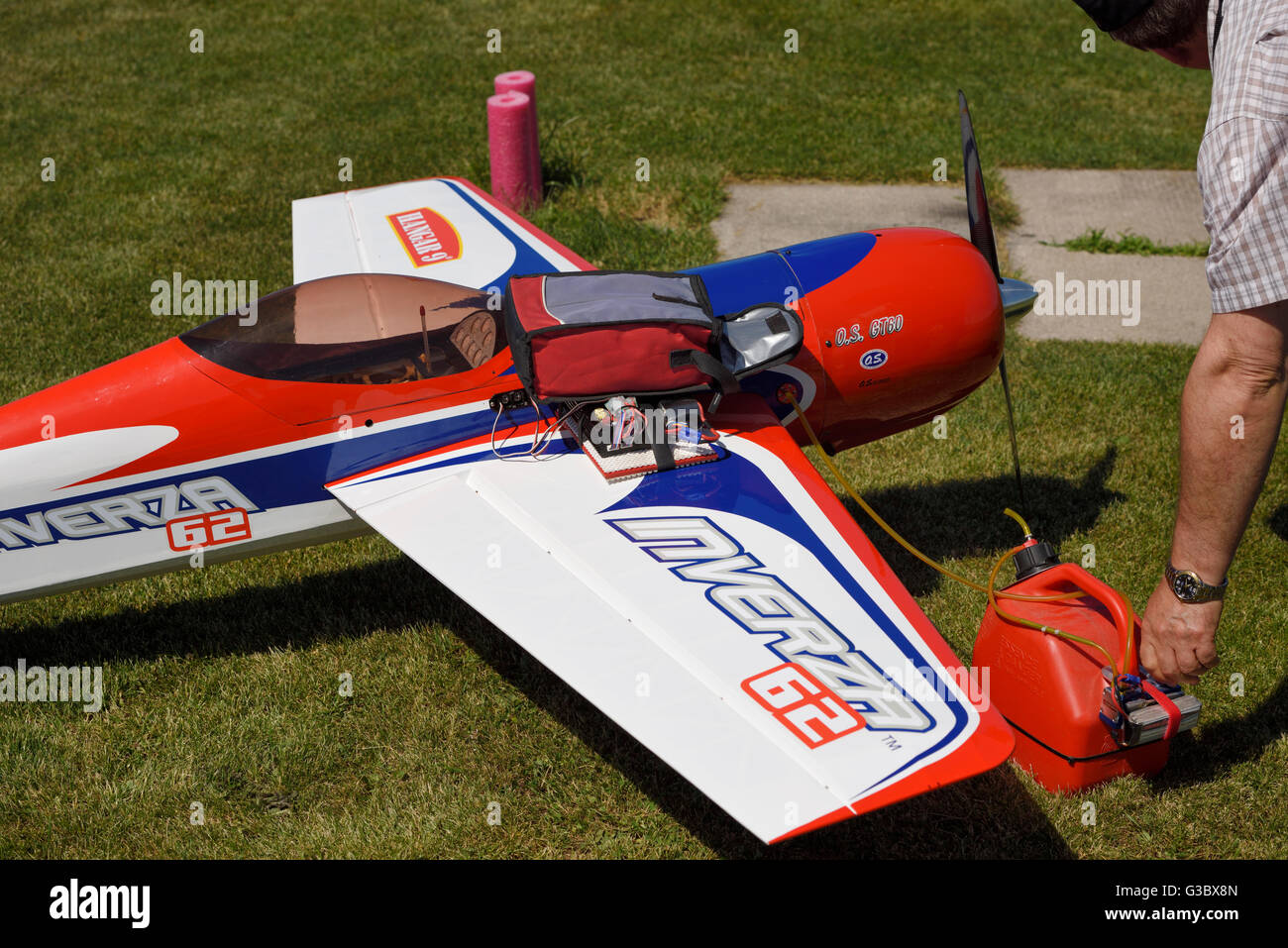 Bastler aufladen und Betankung einen Radio single Prop Gas Motor Flugzeug gesteuert Stockfoto