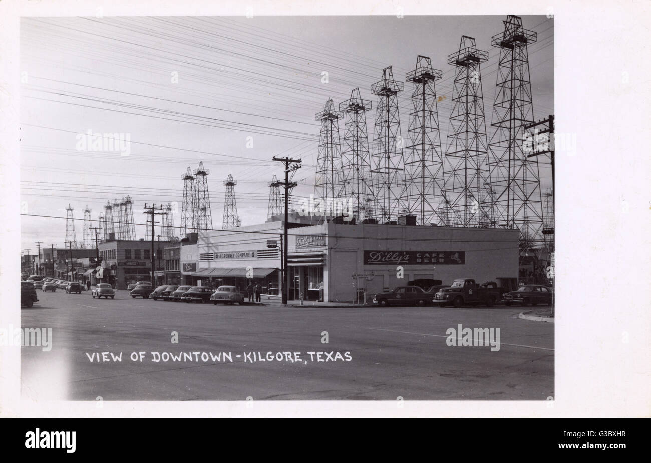 Blick auf Downtown Kilgore, Texas, USA, mit Öl Bohrtürme.      Datum: 1940er Jahre Stockfoto