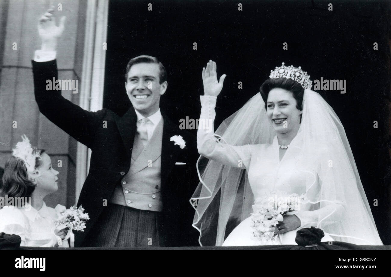 Die Ehe von seiner königlichen Hoheit Prinzessin Margaret (1930-2002), Anthony Armstrong-Jones (1930-). Das Paar auf dem Balkon des Buckingham Palace nach ihrer Trauung am 6. Mai 1960 in die jubelnde Menge Anerkennung abgebildet.     Datum: 1960 Stockfoto