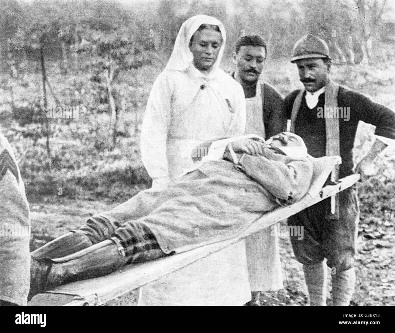 WW1 - Französisch Krankenschwester und verwundeten Soldaten auf einer Bahre Datum: 1916 Stockfoto