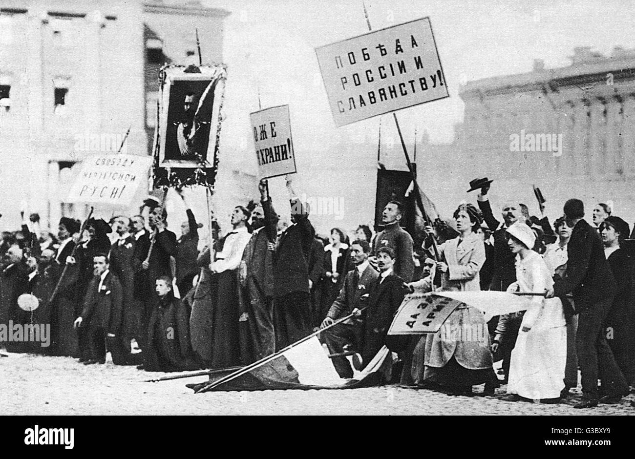 WW1 - patriotische Demonstrationen in Russland zur Unterstützung des Zaren und die Kriegsanstrengungen gegen Deutschland. Die Bildunterschrift besagt, dass Krieg "die ganze Bevölkerung Russlands geeint hat" - Dies war bei weitem nicht der Fall in den folgenden Monaten und Jahren zu beweisen...     Datum: Stockfoto