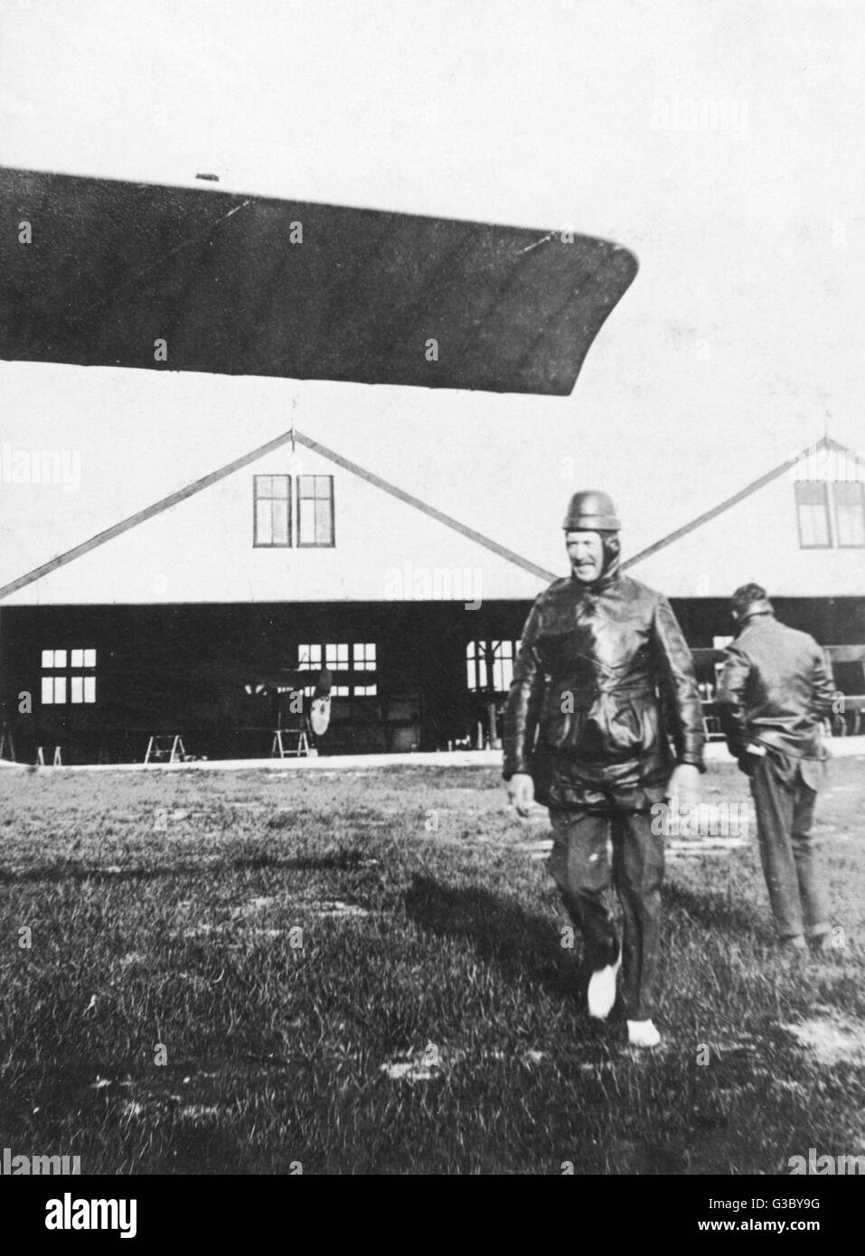 WW1 – Pilot auf einem Flugplatz (nicht identifiziert) Stockfoto