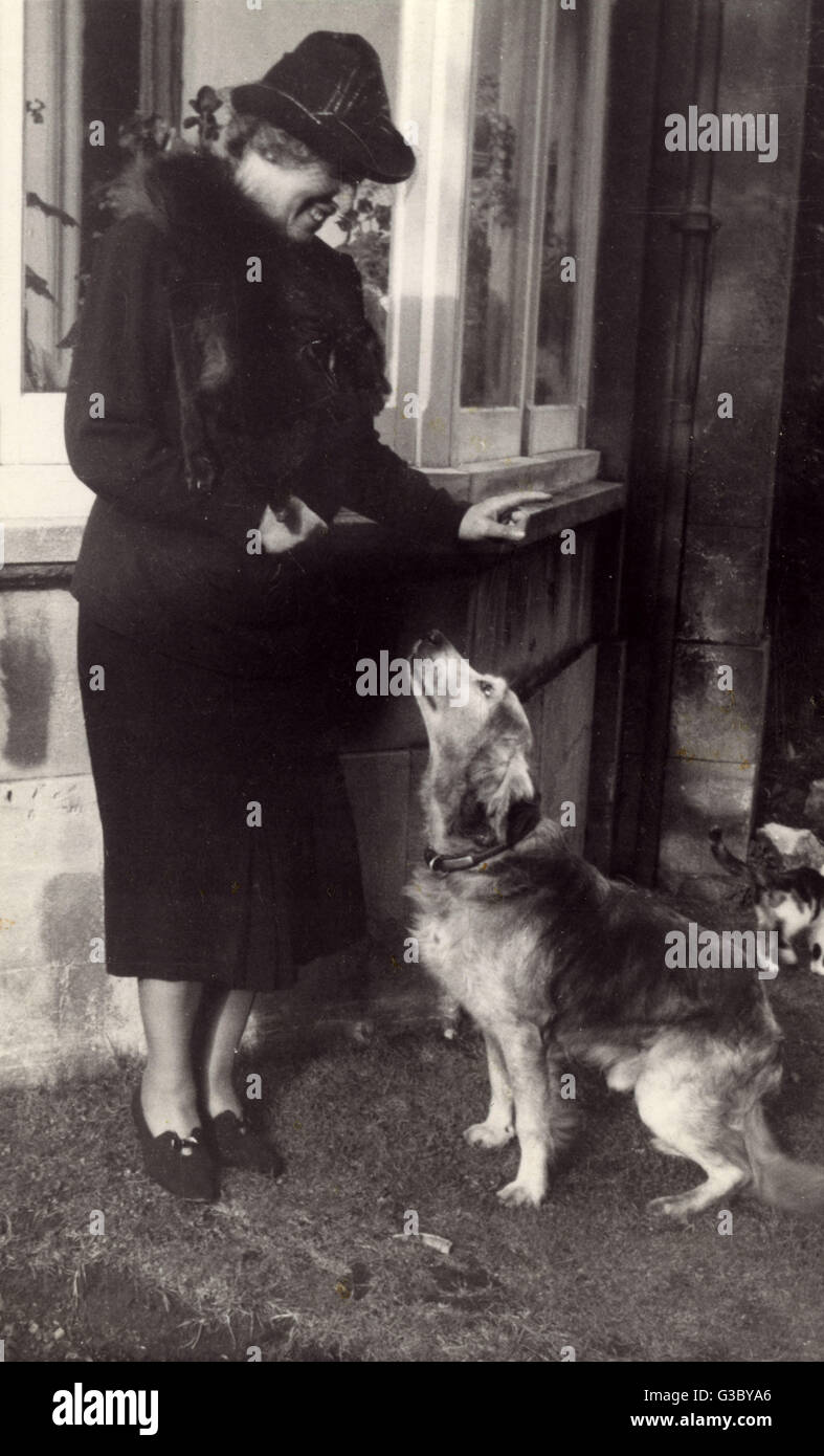 Frau und Hund vor dem Haus Stockfoto