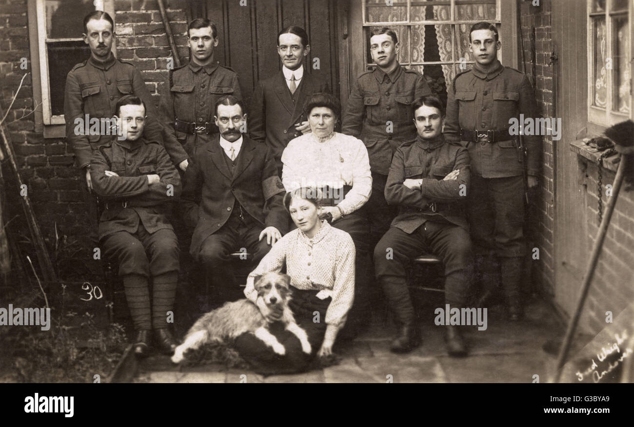Gruppenfoto mit Soldaten und Hund im Hof Stockfoto