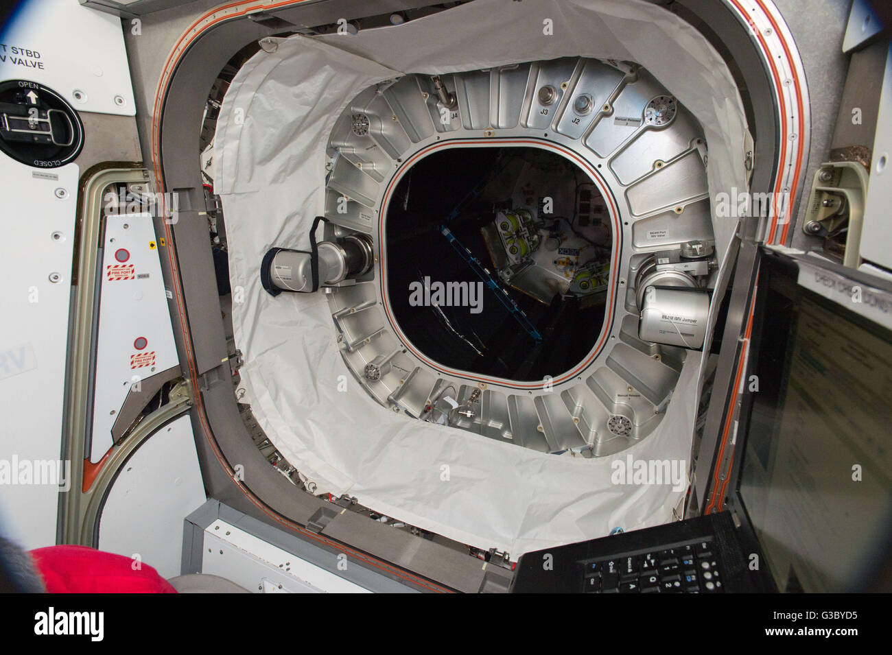 Der Eingang zum Bigelow erweiterbar Aktivitäten-Modul während der Installation des Sensors nach erfolgreicher Expansion an Bord der internationalen Raumstation ISS-Expedition 7. Juni 2016 in der Erdumlaufbahn. NASA testet die Strahl-Modul zum ersten Mal im Raum. Stockfoto