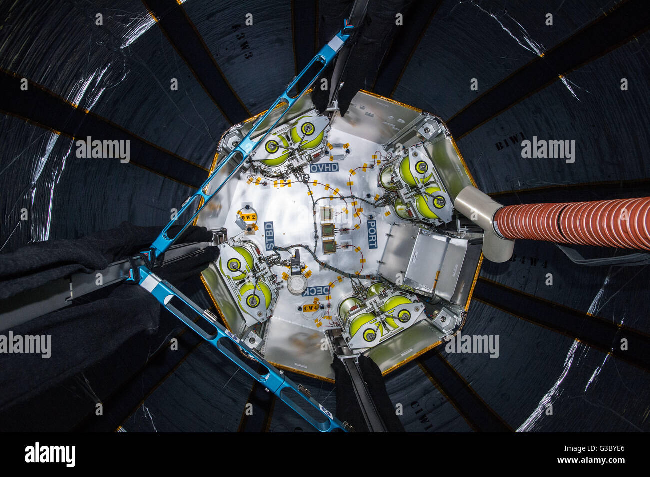 Die Innenansicht der Bigelow erweiterbar Aktivitäten-Modul während der Installation des Sensors nach erfolgreicher Expansion an Bord der internationalen Raumstation ISS-Expedition 7. Juni 2016 in der Erdumlaufbahn. NASA testet die Strahl-Modul zum ersten Mal im Raum. Stockfoto
