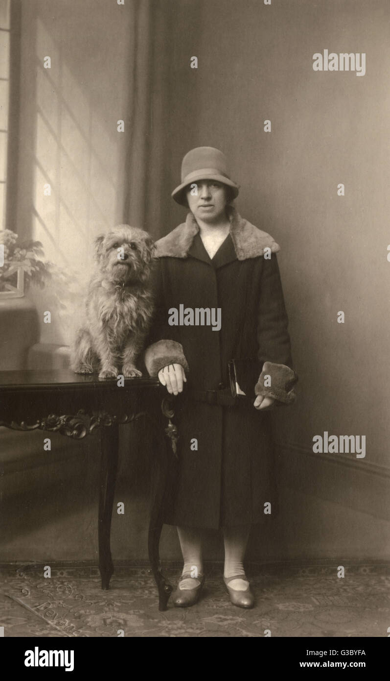 Eine Frau mit einem Hund Stockfoto