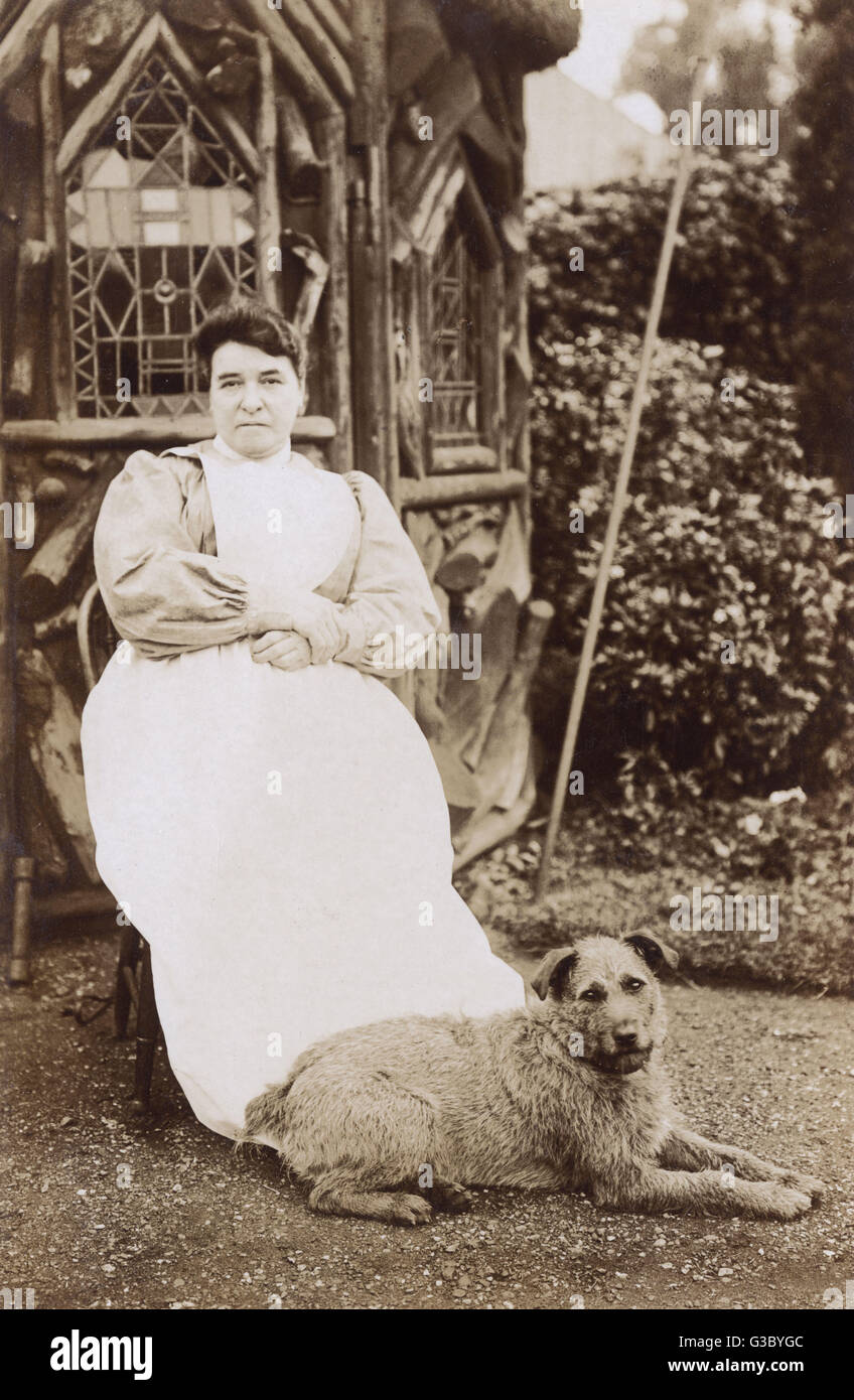 Frau mit Hund im Garten Stockfoto