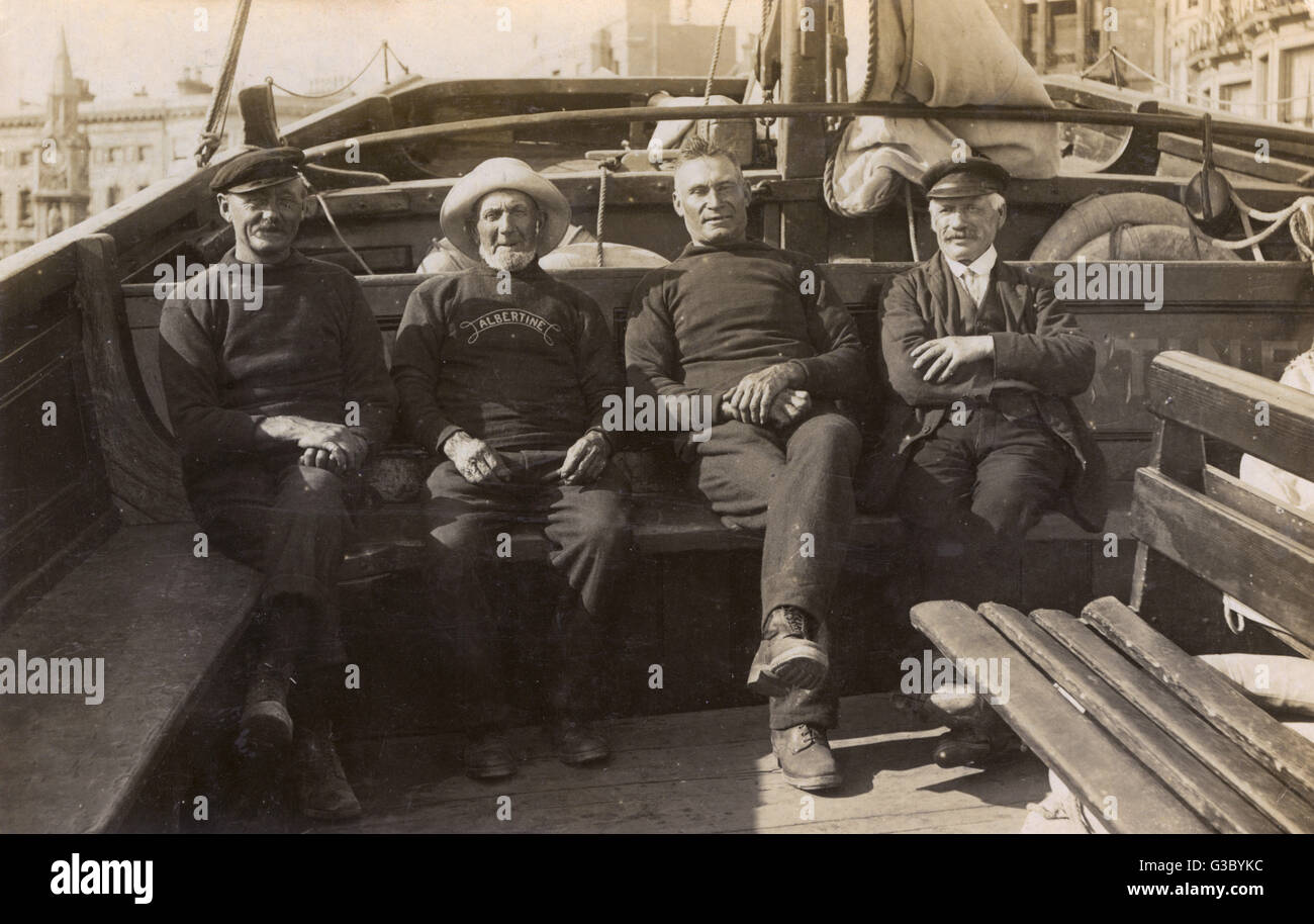 Vier Männer auf New Albertine, Hastings Stockfoto