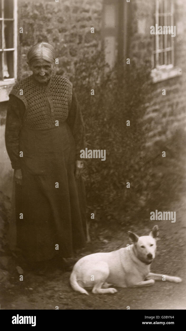 Alte Dame mit einem weißen Hund Stockfoto