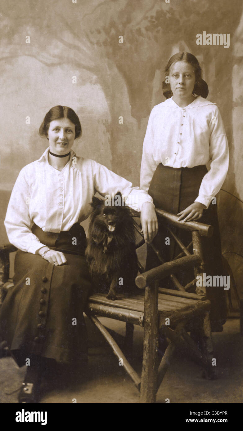 Frauen mit Pommern Stockfoto