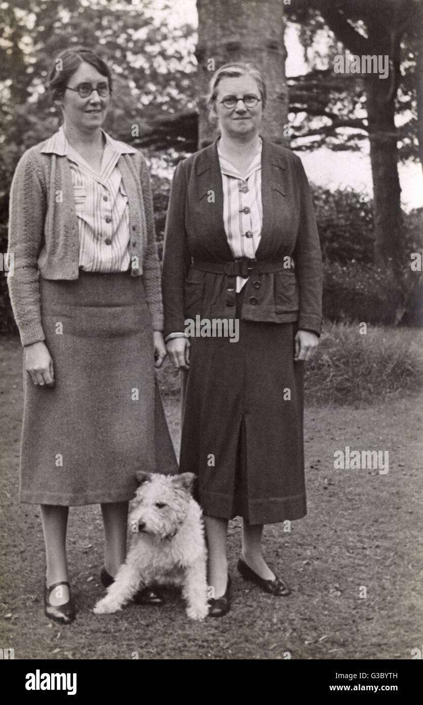 Frauen mit einem Hund Stockfoto