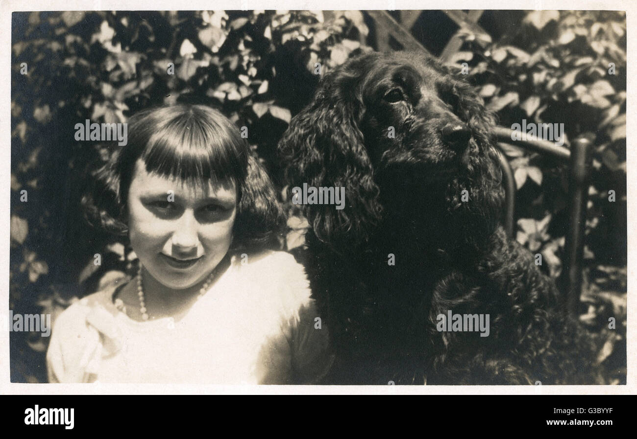 Kleines Mädchen mit schwarzem Spaniel Stockfoto