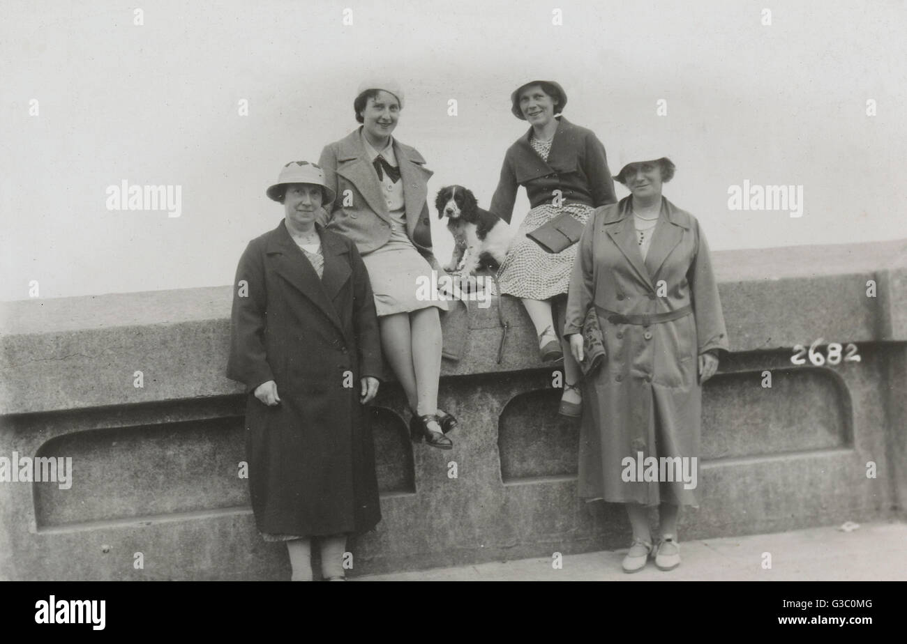 Vier Frauen und ein Hund im Urlaub Stockfoto