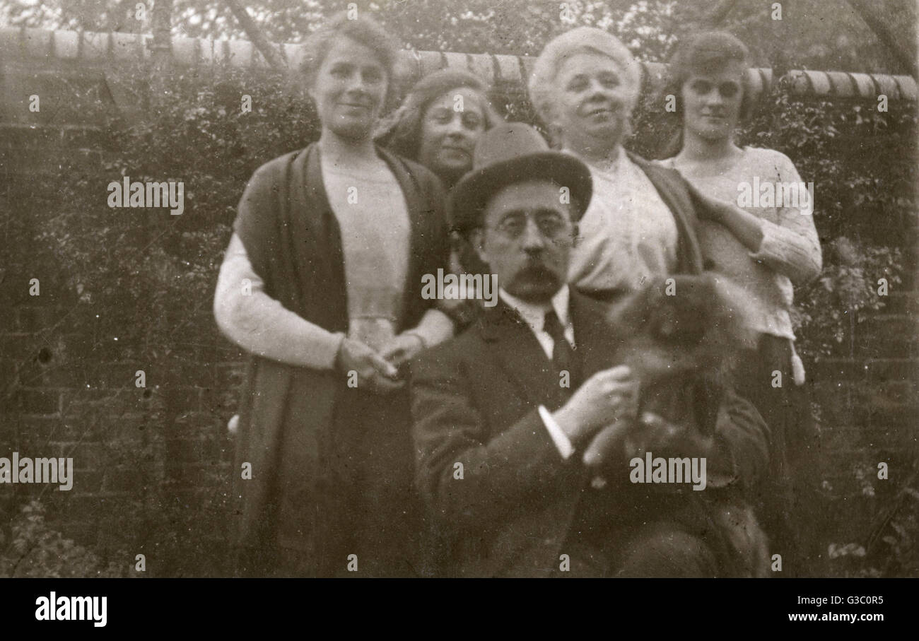 Familiengruppe mit Hund im Garten Stockfoto