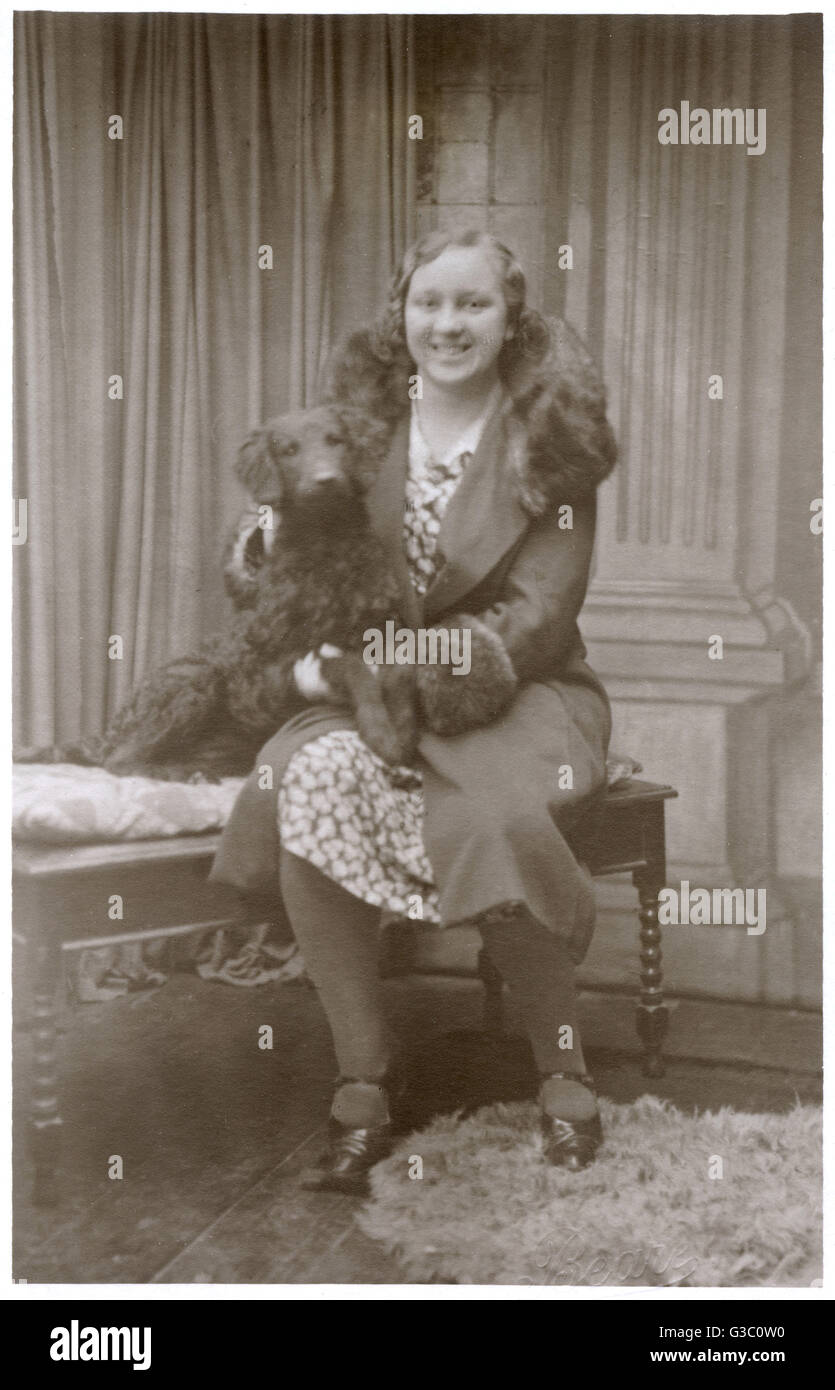 Studioporträt, Frau mit Hund Stockfoto