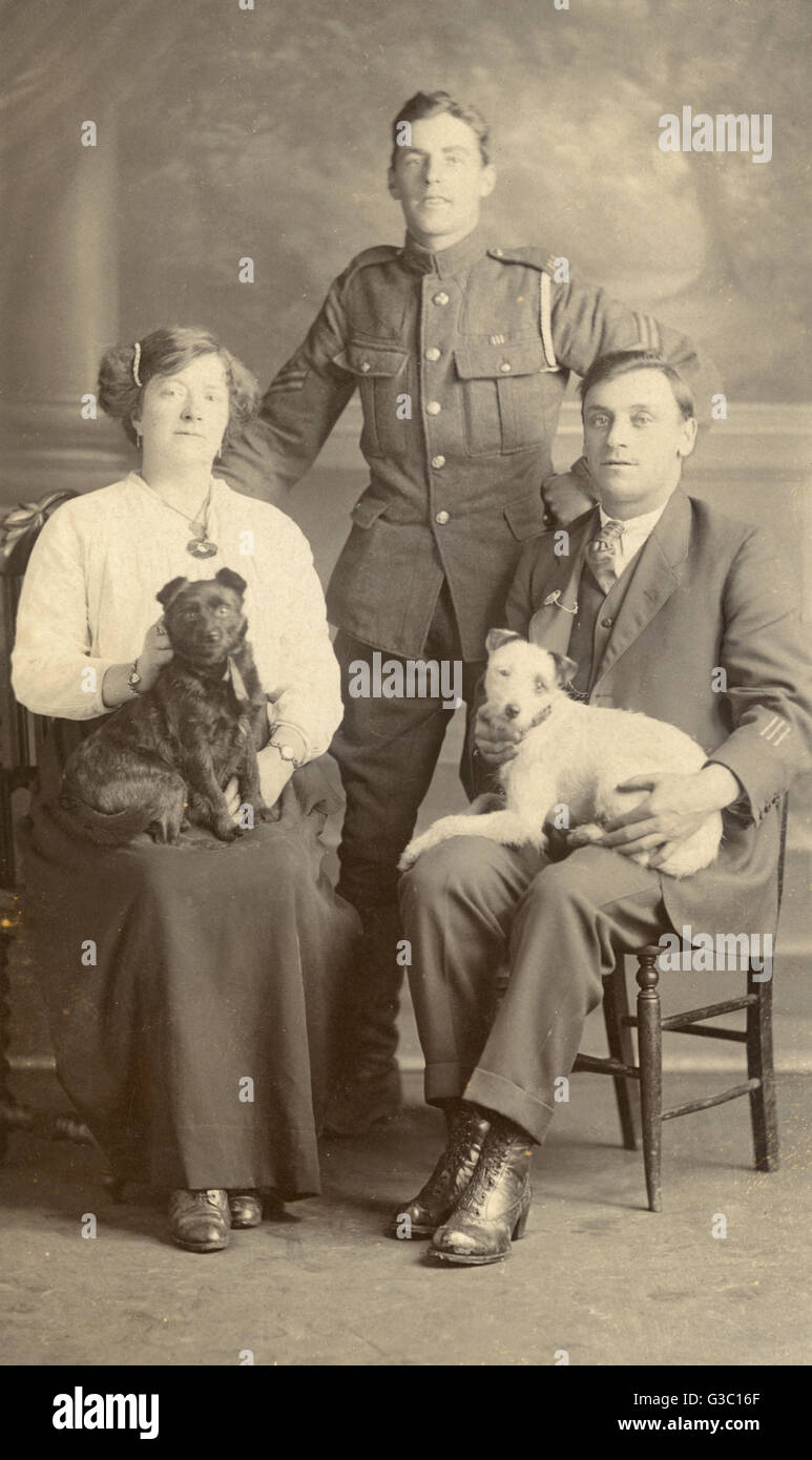 Studioporträt, drei Personen mit zwei Hunden Stockfoto