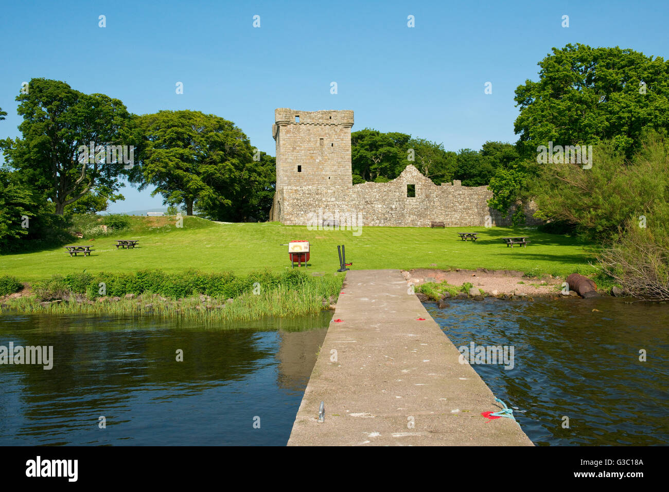 Schloss halten und südwestlichen Wand. boot Ponton im Vordergrund. historischen Loch Leven Castle in der Nähe von Kinross, Schottland. Stockfoto