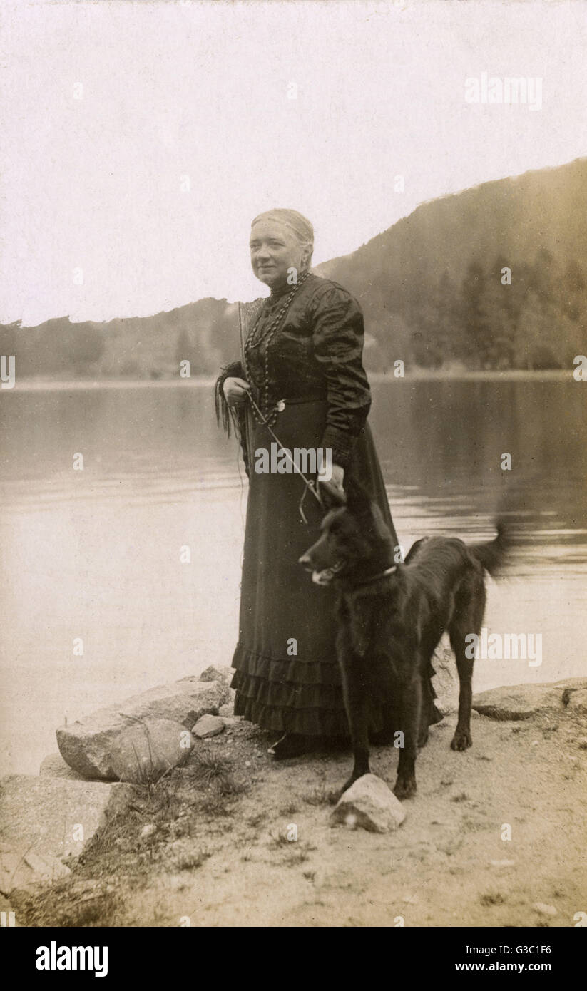 Frau mit einem Hund an einem See, Gerardmer, Vogesen, Frankreich--geschickt  als Andenken an die Villa Kattendyke, August 1912. Datum: ca. 1912  Stockfotografie - Alamy