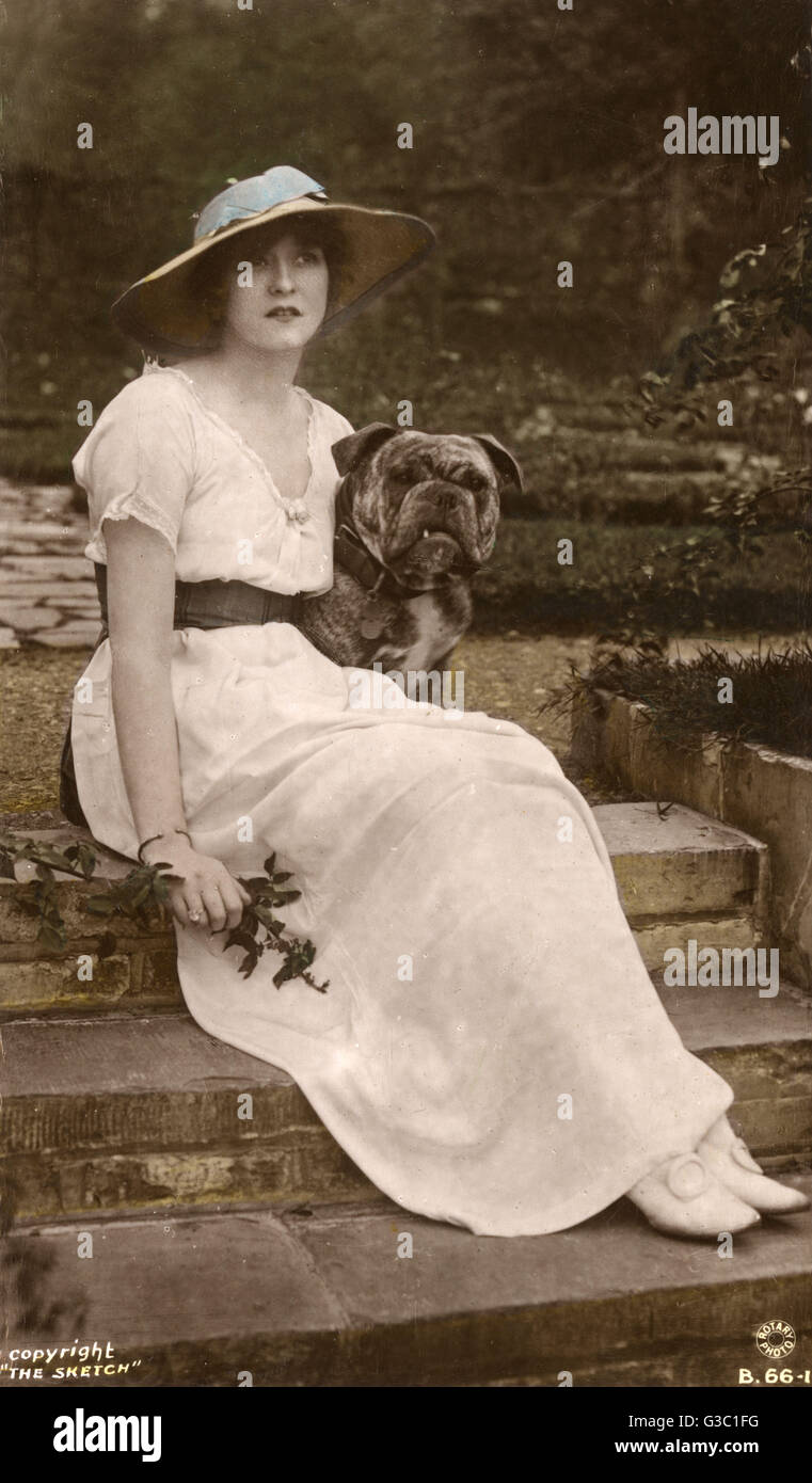 Gabrielle Ray, englische Schauspielerin, mit einem Hund im Garten Stockfoto