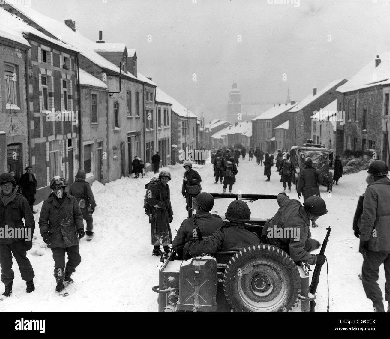 Während der Schlacht der Ausbuchtung American geben Sie Soldaten der Division, 87. der Stadt St. Hubert in Belgien kurz nach die deutschen Besatzern verlassen hatte.      Datum: Januar 1945 Stockfoto