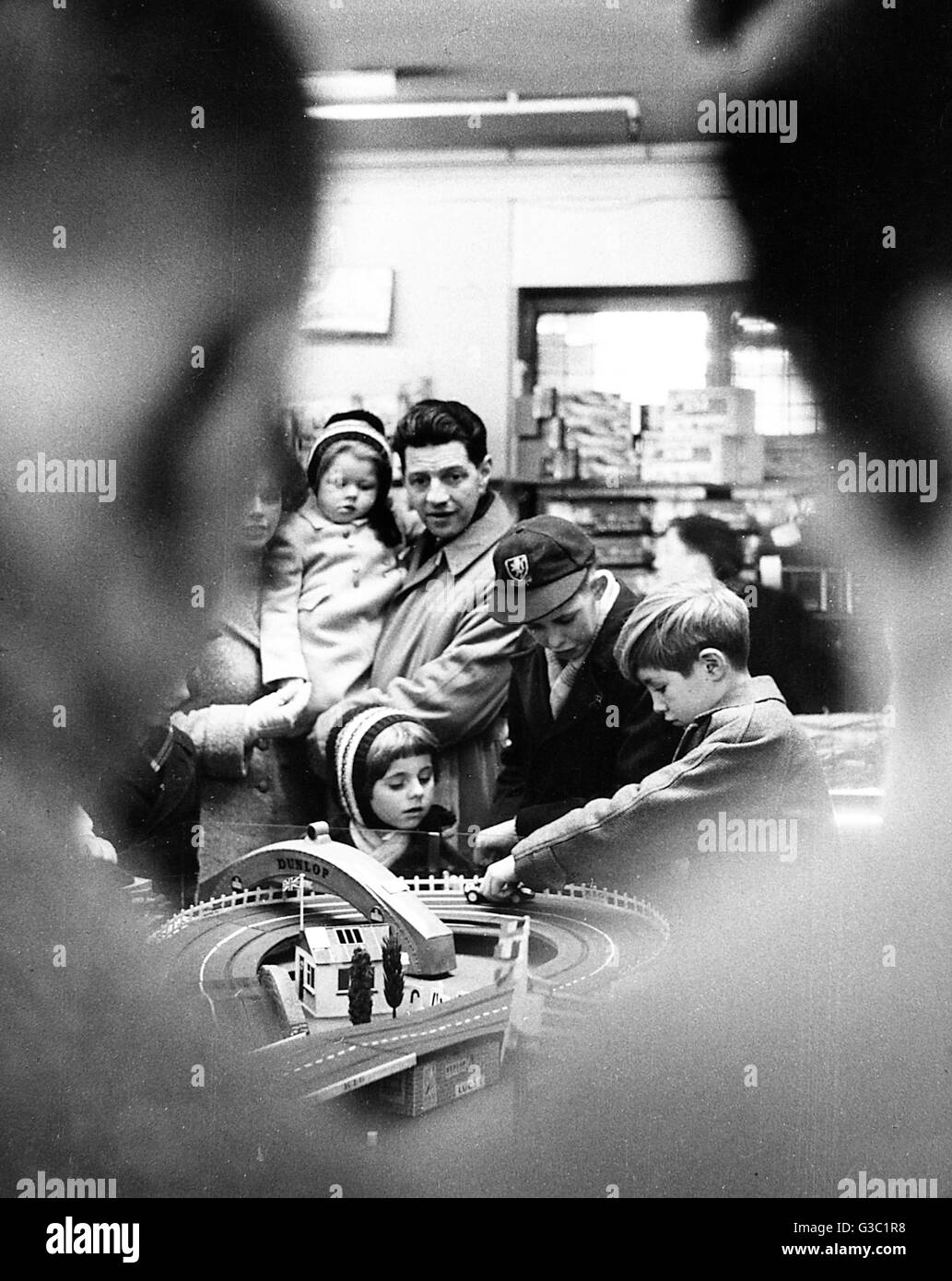 Leute in einem Londoner Spielzeugladen Stockfoto