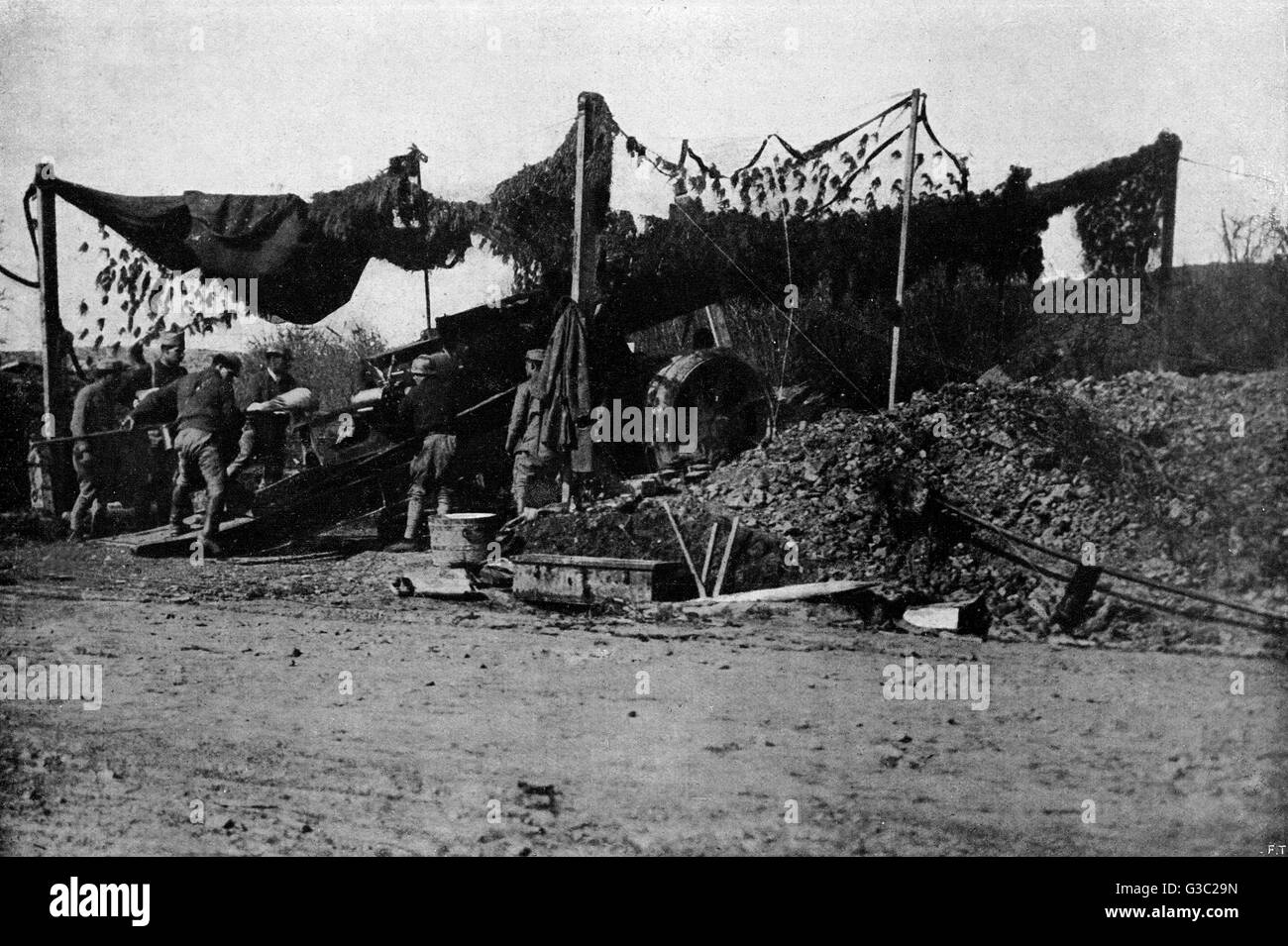 WW1 - während der Aktion maskierte französische Artillerie Stockfoto