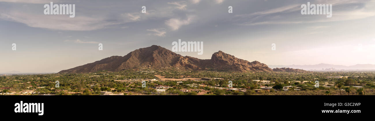 Phoenix, Az, Camelback Mountain, breite zusätzliche detaillierte Stil Landschaft Bannergrafik Stockfoto