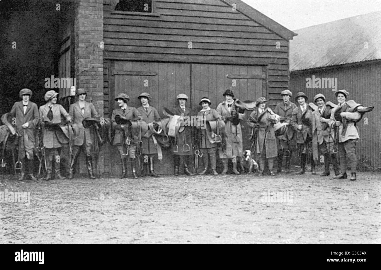 Weibliche Armee stellt Arbeiter im Ersten Weltkrieg wieder auf Stockfoto