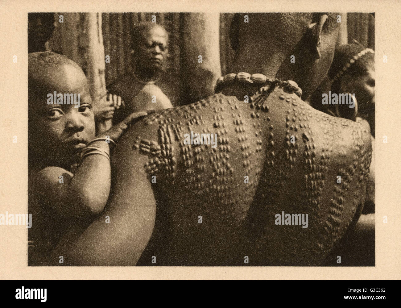 Bamum Woman - Kamerun - ausgedehnte Rückenverkalkung Stockfoto