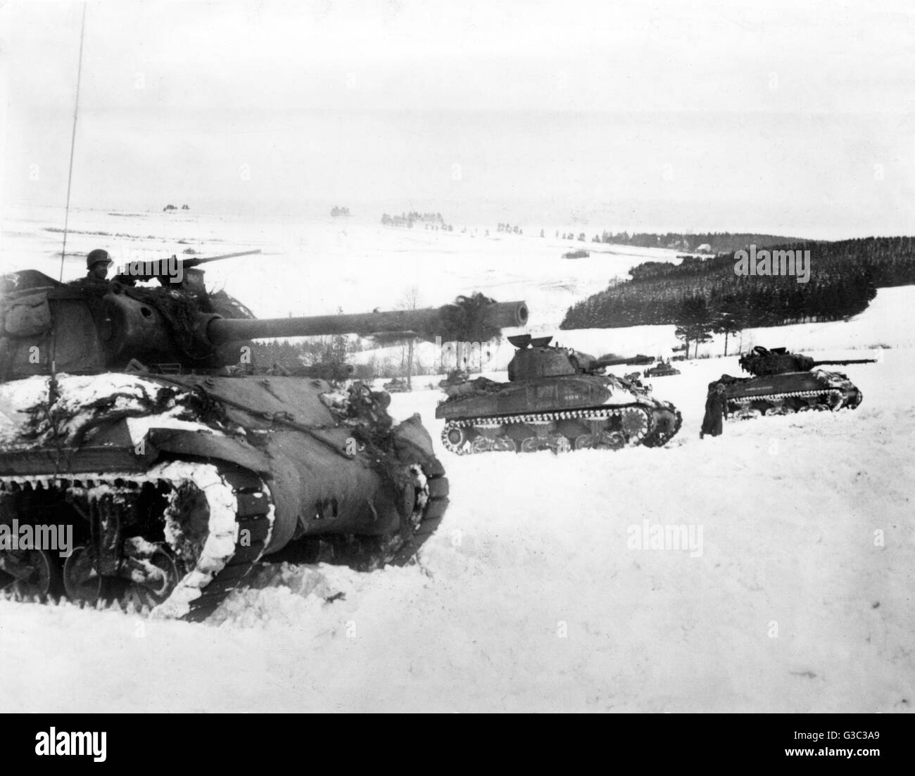 U.S. Panzer Linie, Vorbereitung für den Angriff auf einem schneebedeckten Hügel in der Nähe der Stadt Houffalise, Belgien, während der Schlacht der Ausbuchtung Datum: Januar 1945 Stockfoto