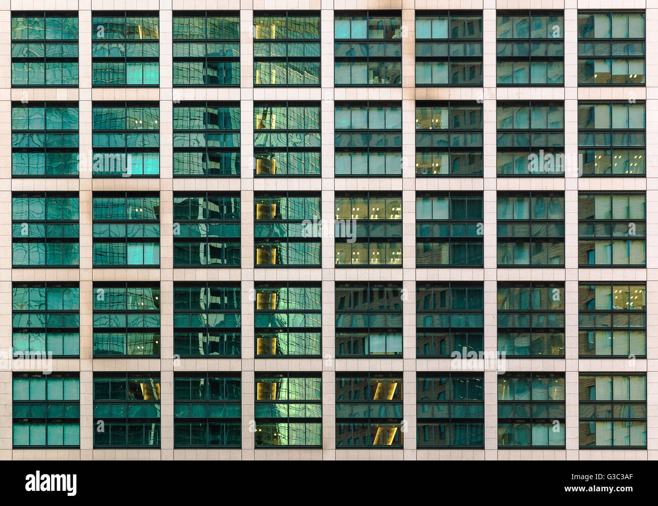 Direkten Blick auf ein Gebäude im Office-Bereich von Shimbashi, Tokio, 8 x 5 x 12 Fenster bei Sonnenuntergang Stunde angezeigt. Stockfoto