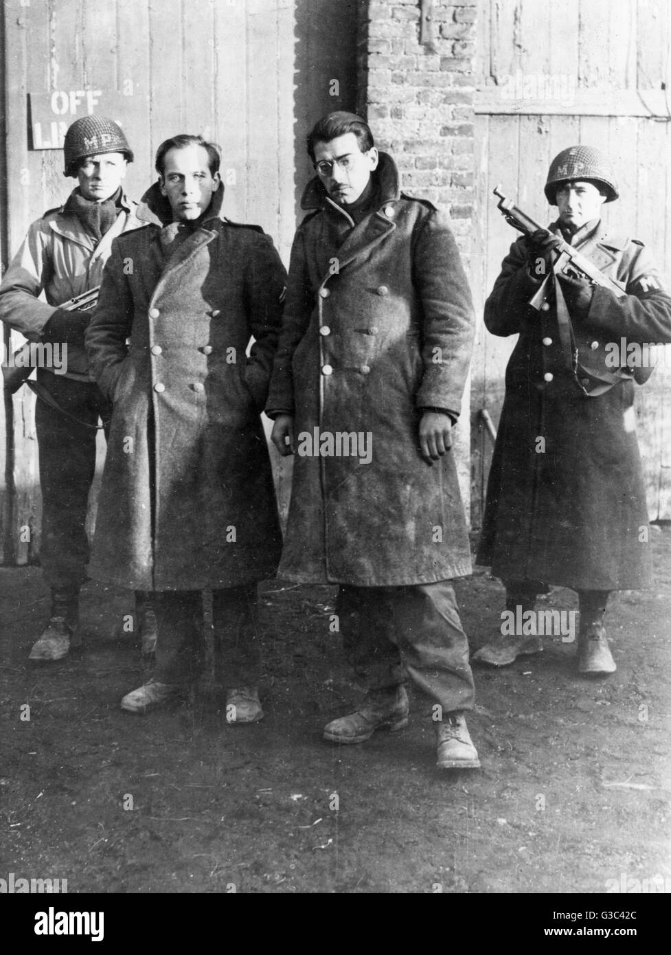 Zwei entführte deutsche Mitglieder der Kommandoeinheit, die Stielau-Einheit (rechts) Rolf Meyer und (links) Günther Schilz, unter dem Kommando von Otto Skorzeny. Sie wurden in amerikanischen Uniformen erwischt, eine absichtliche Taktik, die Verwirrung hinter alliierten Linien schaffen sollte. Diese beiden und eine weitere wurden am 30. Dezember 1944 von einer Erschießungseinheit in Henri-Chapelle hingerichtet. Sie wurden der Spionage gemäß dem Haager Übereinkommen von 1907 für schuldig befunden. Stockfoto