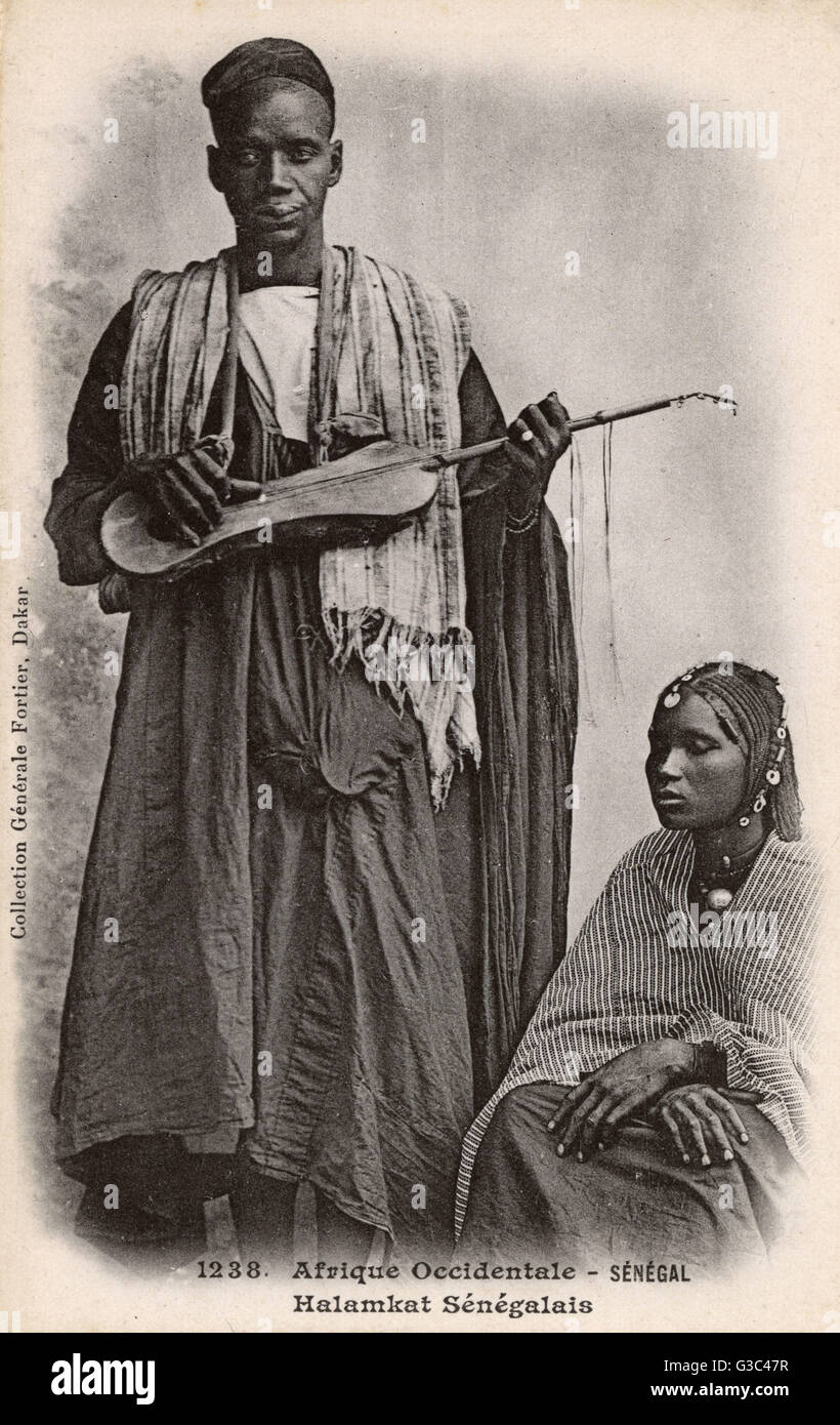 Ein Griot Xalam Spieler - Senegal. Die am häufigsten verwendeten Streichinstrument in Senegal. Griots von vielen ethnischen Gruppen spielen, einschließlich der Wolof, Sereer, Mandinko, Malinke, Fulbe und Tukuloor. Die Xalam hat im Allgemeinen einen Trockner, mehr nasalen Klang als die Kora (siehe Stockfoto