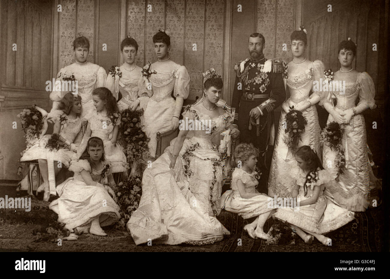 Hochzeit von König George V, dann Herzog von York, Prinzessin Victoria Mary von Teck, später Königin Mary am 6. Juli 1893. Die Paare werden von zahlreichen Brautjungfern besucht. Hintere Reihe, von links: Prinzessin Alexandra von Edinburgh, Prinzessin Helena Victoria von Schlweswig- Stockfoto