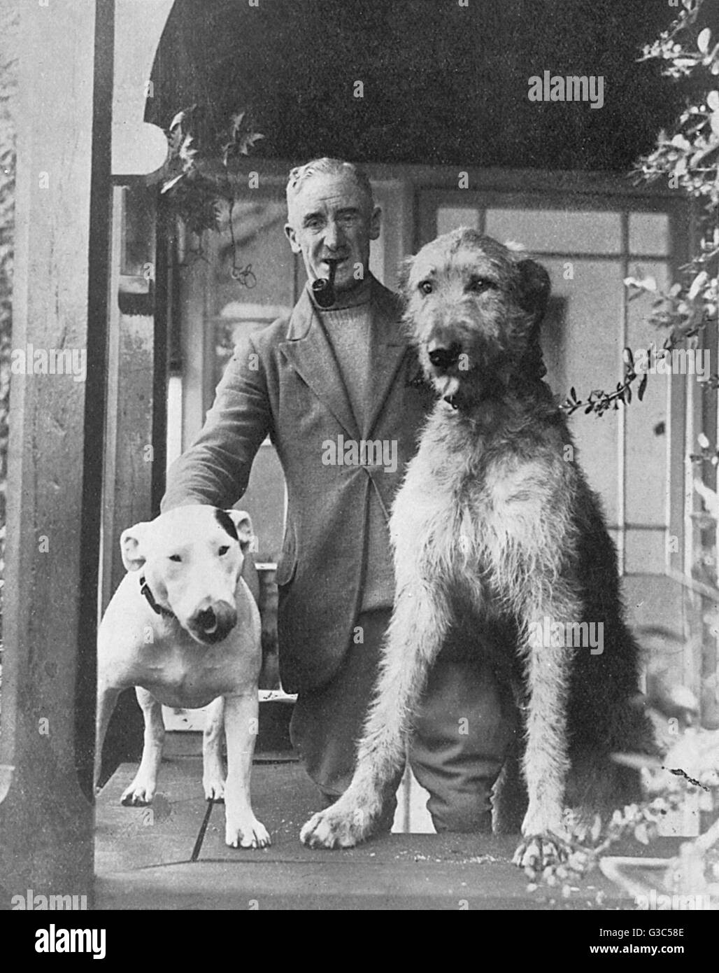 Cecil Aldin mit zwei Hunden Stockfoto