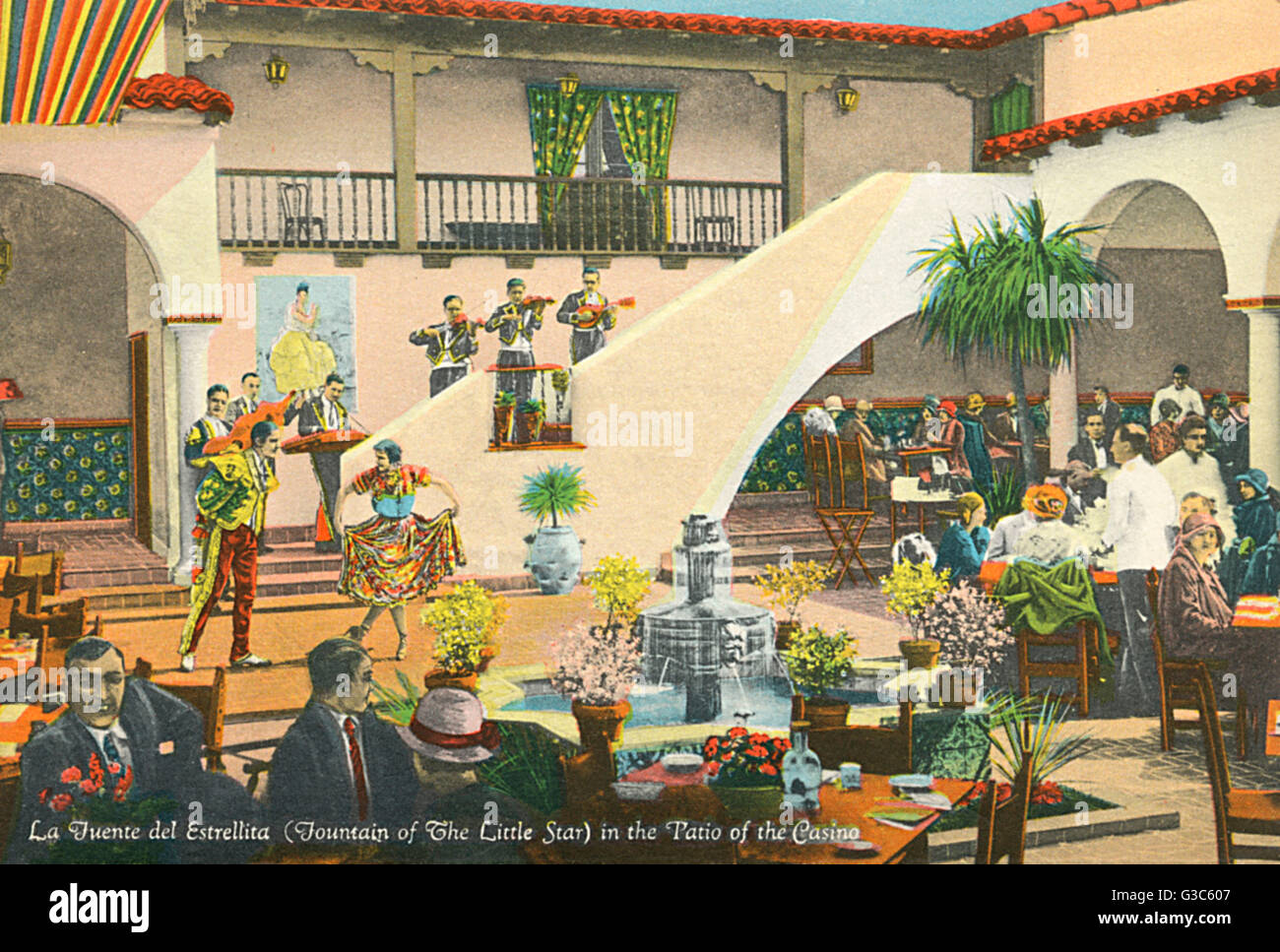 Das rückseitige Cover des ein Souvenirbuch mit Postkarten von Agua Caliente, einem beliebten Freizeitzentrum in Tijuana, Mexiko, Zentralamerika. La Fuente del Estrellita (Brunnen von den kleinen Stern) zeigt auf der Terrasse des Casinos, mit Musikern, Tänzern, Diners und wai Stockfoto