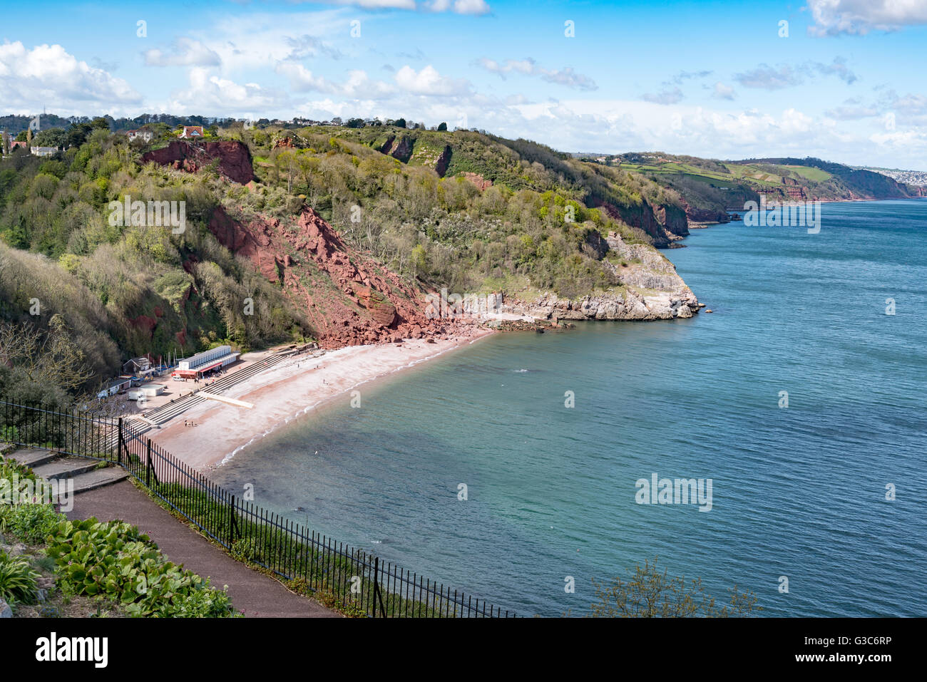 Babbacombe Beach in Devon, UK mit einem letzten Felsen fallen an den Strand nach Küstenerosion. Stockfoto