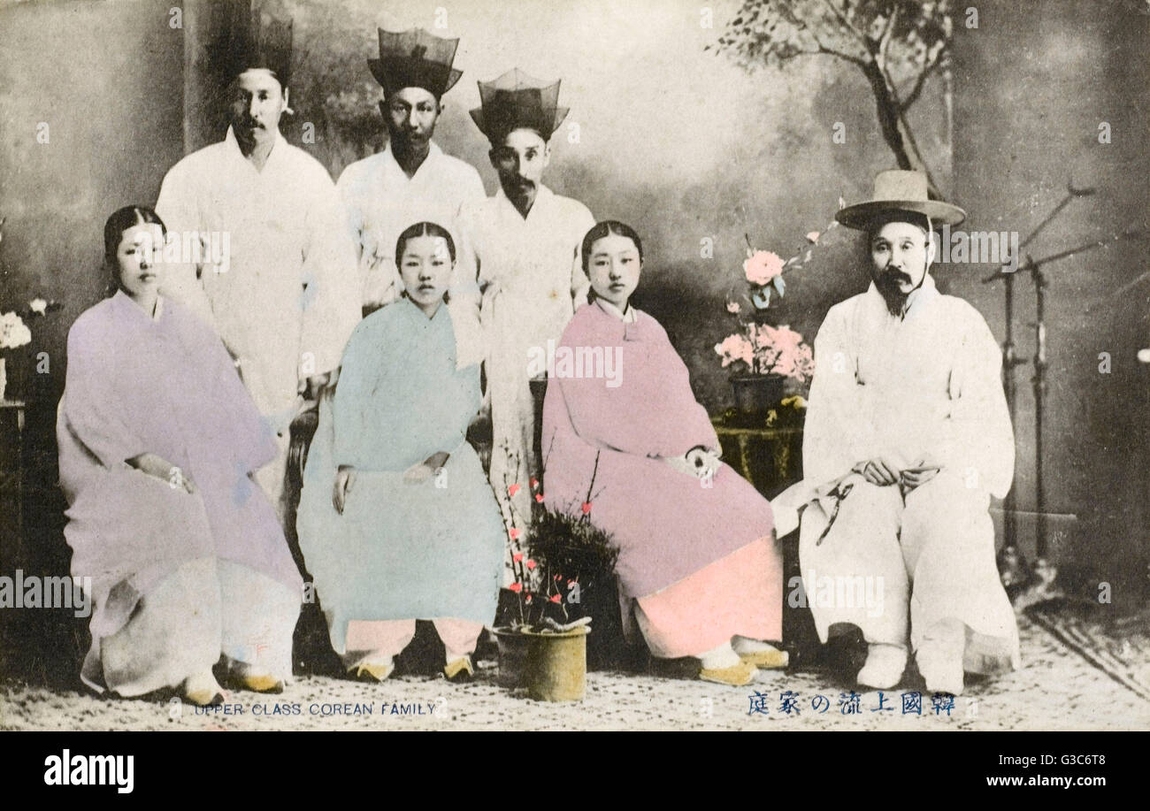 Gehobene koreanische Familie in traditionellen Kostümen Stockfoto