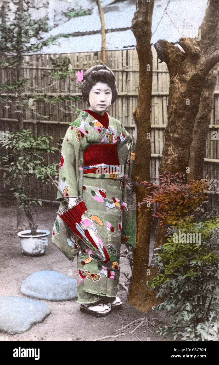Geisha Girl mit gemustertem Kimono und Regenschirm, Japan Stockfoto