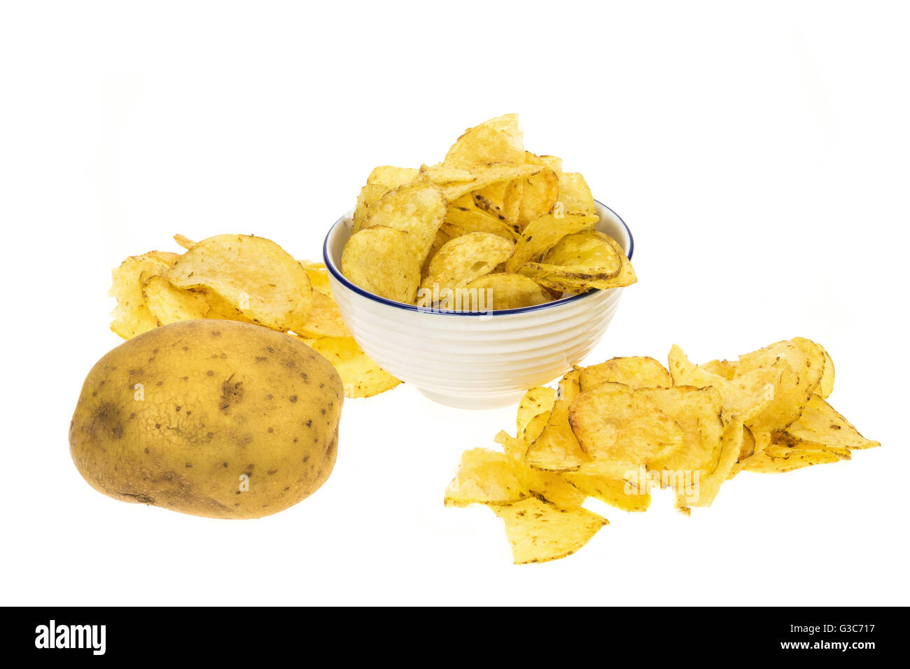 Gesalzene Kartoffelchips oder Chips - Studio gedreht mit weißem Hintergrund Stockfoto