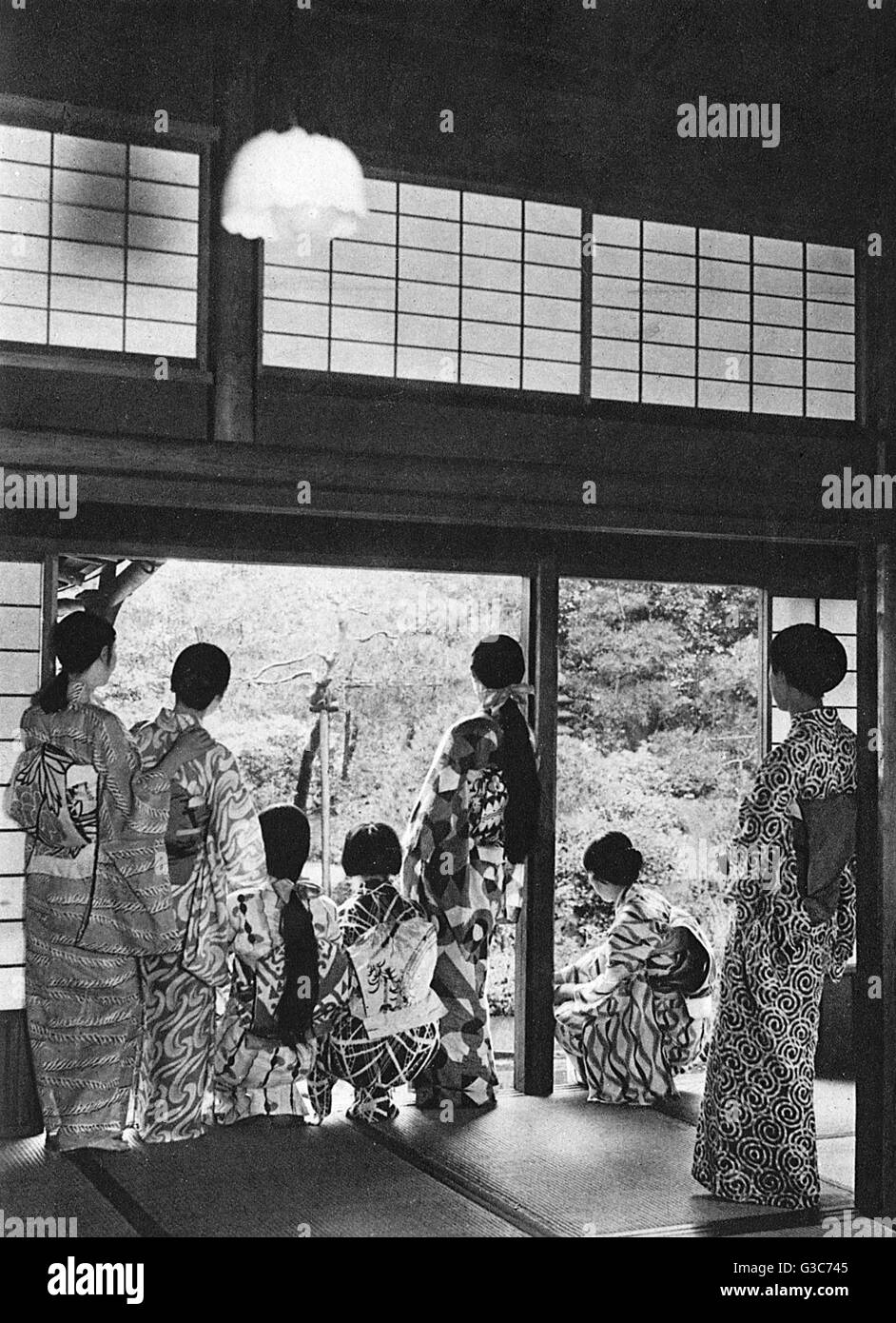 Japanische Familiengruppe - verschiedene Arten von Kimono und Haaren Stockfoto