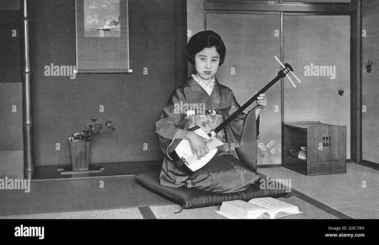 Japan - Musiklehrer spielt einen Shamisen Stockfoto